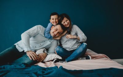 young-parents-lie-with-their-son-on-the-bed (1)